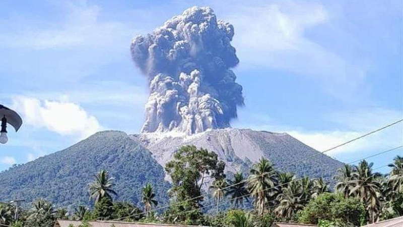 Gunung Ibu Erupsi Dahsyat, Tinggi Kolom Abu 4.000 Meter